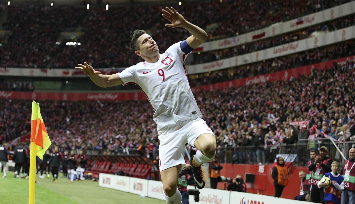 Striker Polandia, Robert Lewandowski, melakukan selebrasi usai mencetak gol ke gawang Montenegro pada laga Kualifikasi Piala Dunia 2018 di Stadion National, Warsawa, Minggu (8/10/2017). Polandia menang 4-2 atas  Montenegro. (AP/Czarek Sokolowski)