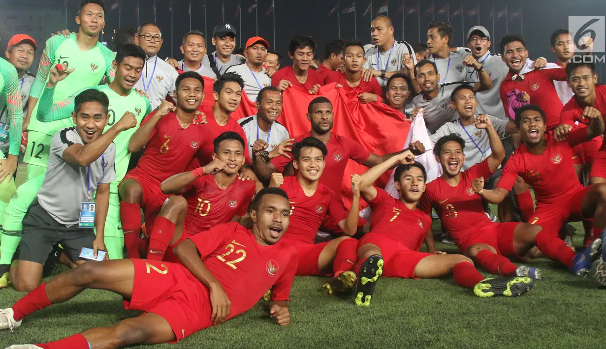 Pemain Timnas Indonesia merayakan gelar juara Piala AFF U-22 2019 setelah mengalahkan Thailand pada laga final di Stadion National Olympic, Phnom Penh, Selasa (26/2). Indonesia menjadi juara setelah mengalahkan Thailand 2-1. (Bola.com/Zulfirdaus Harahap)