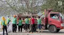 Sejumlah karyawan dari Giant Ekspres Cilacap menggelar acara bersih-bersih Pantai Teluk Penyu, Cilacap, Jumat (10/8). Legiatan ini merupakan aksi sosial peduli lingkungan yang diinisiasi oleh Giant Ekspres Cilacap. (Liputan6.com/HO/Eko)