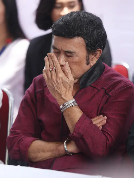 Begitu juga anak penyanyi senior, Ridho Rhoma saat tertangkap narkoba akibat sabu. Sebagai orang tua, Rhoma berusaha sabar, tabah dan banyak berdoa. (Nurwahyunan/Bintang.com)