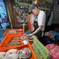 Kris Shen, aktor Taiwan yang berjualan ayam potong di pasar tradisional. (dok. Instagram @krisshen/https://www.instagram.com/p/C1z-YKeS43h/?utm_source=ig_embed&ig_rid=f07d3dd9-c2c7-489c-9727-8853368644f8/Dinny Mutiah)