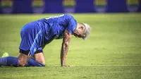 Reaksi kesakitan pemain Persib Bandung, Ciro Alves pada laga lanjutan pekan ke-3 BRI Liga 1 2023/2024 antara Persib Bandung melawan Dewa United FC di Stadion Gelora Bandung Lautan Api (GBLA), Bandung, Jumat (14/07/2023). (Bola.com/Bagaskara Lazuardi)