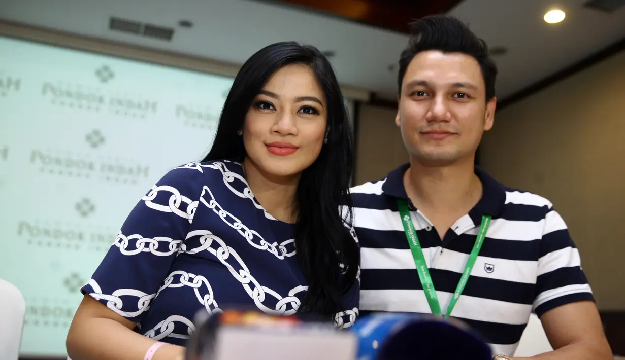 Pasangan selebriti Titi Kamal dan Christian Sugiono baru saja dikaruniai anak kedua. Anak kedua berjenis kelamin laki-laki itu lahir pada Selasa (5/12/2017). (Nurwahyunan/Bintang.com)