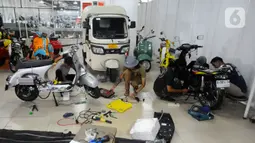 Mekanik menyelesaikan proses konversi motor listrik pada bengkel Elders Garage di basement Gedung Smesco, Jakarta, Selasa (20/12/20222). Konversi motor konvensional bermesin bensin ke listrik menjadi salah satu kebijakan yang dikeluarkan pemerintah. Untuk mempercepat tren elektrifikasi, pemerintah mendorong program konversi dengan memberikan subsidi Rp 6,5 juta.
(merdeka.com/Arie Basuki)