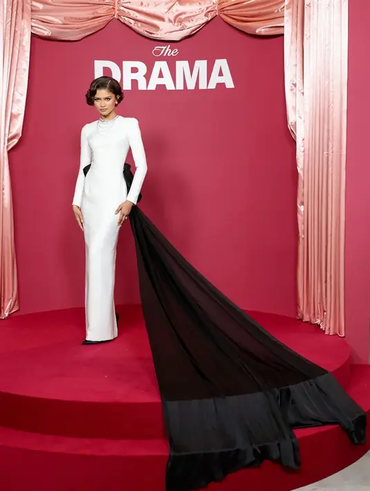 Selain itu, Zendaya juga hadir dengan gaun putih yang lengkap dengan aksen pita hitam yang begitu dramatis.