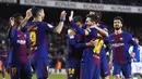 Para pemain Barcelona merayakan gol yang dicetak oleh Lionel Messi ke gawang Leganes pada laga La Liga di Stadion Camp Nou, Sabtu (7/4/2018). Barcelona menang 3-1 atas Leganes. (AP/Manu Fernandez)