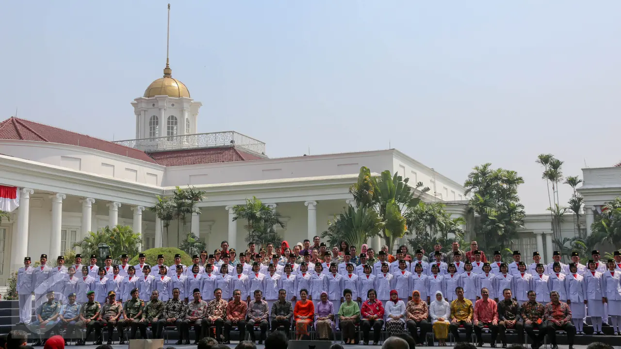 20150818-Jokowi Undang Paskibraka dan Taruna Akmil Akpol di Istana Bogor