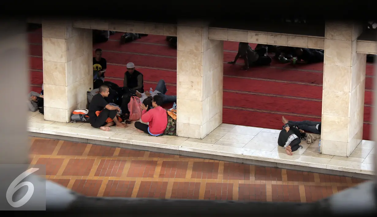 Peserta aksi damai 212 beristirahat di sekitar Masjid Istiqlal, Jakarta, Kamis (1/12). Rencananya, ratusan ribu umat Islam akan melakukan aksi super damai 212 di halaman Monumen Nasional Jakarta. (Liputan6.com/Helmi Fithriansyah)