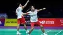 Pebulu tangkis Indonesia, Fajar Alfian dan Daniel Marthin melakukan selebrasi setelah menang atas Ki Dong Ju dan Kim Won Ho dari Korea Selatan dalam perempat final ganda putra turnamen bulu tangkis Piala Thomas dan Uber di Chengdu, provinsi Sichuan, Tiongkok, 3 Mei 2024. (WANG Zhao/AFP)