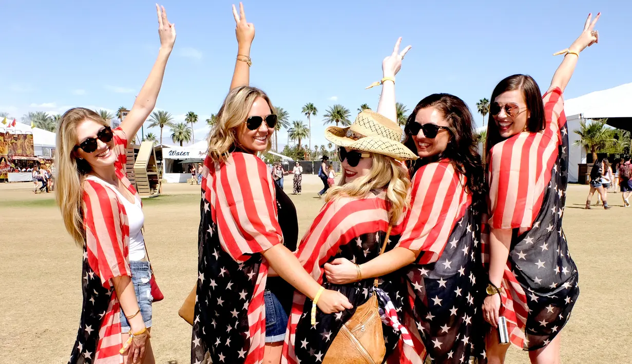 Sejumlah wanita penggemar musik country berpose bersama saat menghadiri Festival musik Stagecoach di Empire Polo Club di Indio, California, 29 April 2016. (AFP PHOTO /Frazer Harrison)