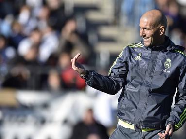 Pelatih Real Madrid, Zinedine Zidane adalah  keturunan Aljazair, orang tuanya Smail dan Malika berimigrasi ke Paris sebelum perang Aljazair, Zidane memilih untuk membela Timnas Prancis.  (AFP/Gerard Julien)