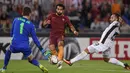 Pemain AS Roma, Mohamed Salah, berusaha menaklukkan kiper Astra Giurgiu dalam laga Grup E Piala Europa di Stadion Olimpico, Roma, Jumat (30/9/2016) dini hari WIB. (AFP/Andreas Solaro)
