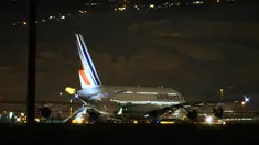 Pesawat Airbus A-380 milik Air France dengan nomor penerbangan 65 mendarat darurat di Salt Lake City, Utah, Selasa (17/11). Dua penerbangan maskapai Air France dari AS menuju Paris mendarat darurat setelah adanya ancaman bom (AFP PHOTO/GEORGE Frey)