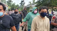 AR (22), tersangka percobaan penusukan terhadap imam masjid, dibawa ke Polsek Cimanggis dari kediamannya di Kelurahan Jatijajar, Kecamatan Tapos, Kota Depok. (Liputan6.com/Dicky Agung Prihanto)