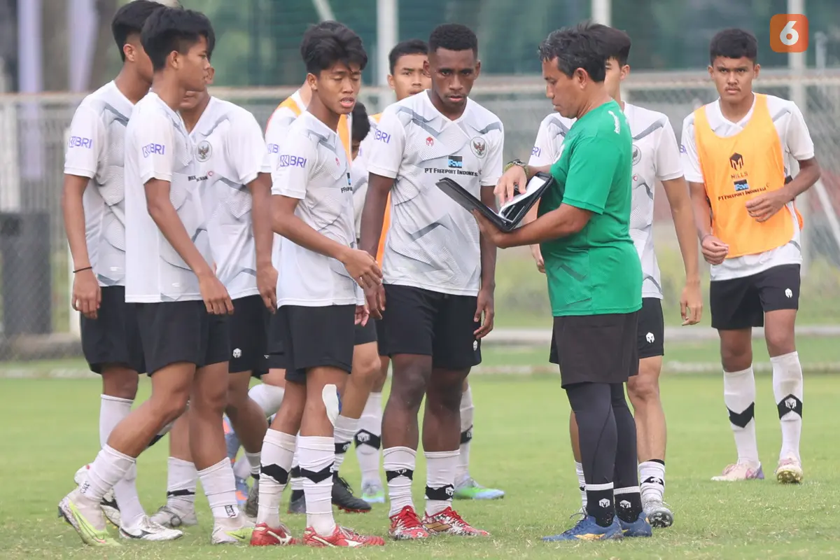 Foto: Bima Sakti Tes Kebersamaan Pemain Timnas Indonesia U-17, Pindahkan Gawang Jadi Momennya