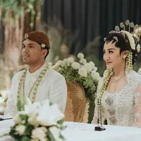 Aaliyah Massaid dan Thariq Halilintar menikah. (dok. Instagram @thariqhalilintar/https://www.instagram.com/p/C9323BYJYUg/?hl=en&img_index=3/Dinny Mutiah)