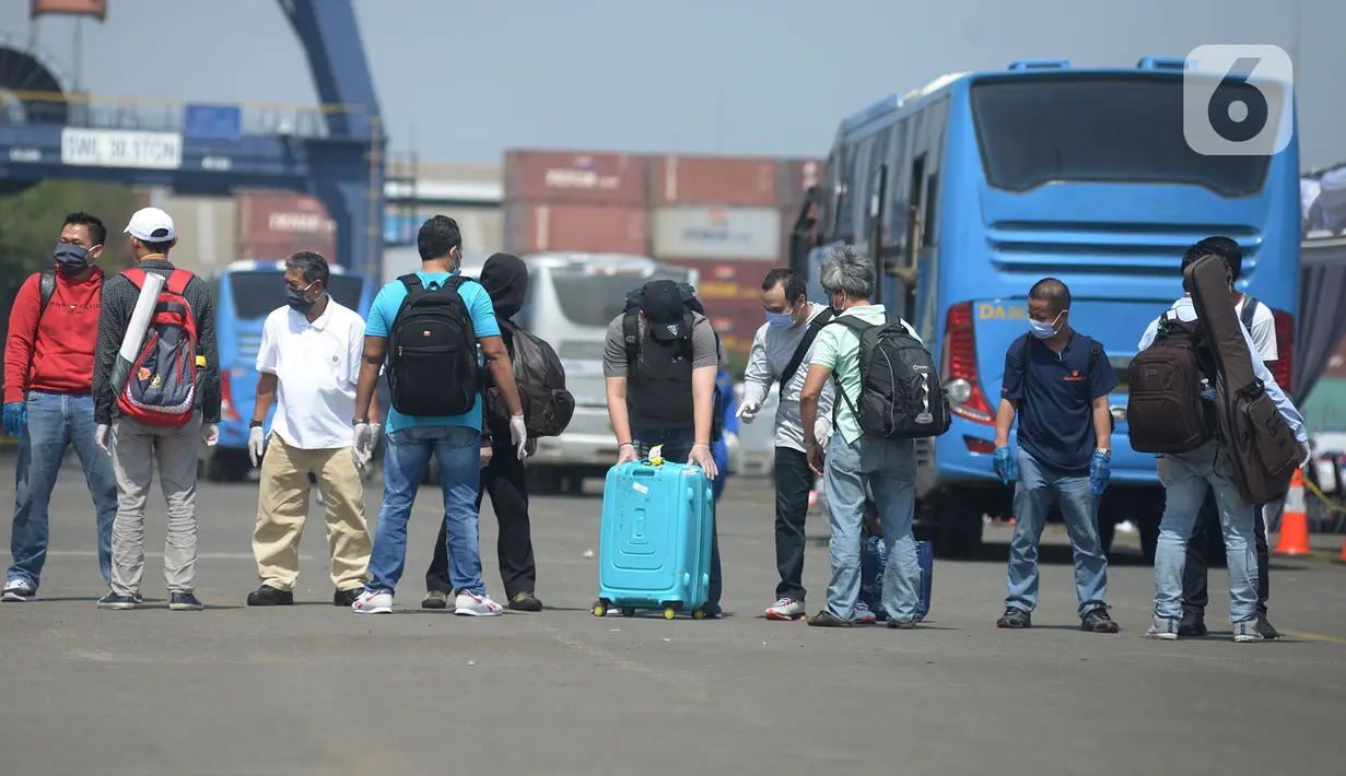 Sejumlah WNI ABK MV Eurodam saat tiba di Pelabuhan JITC 2, Tanjung Priok, Jakarta, Rabu (17/6/2020). Evakuasi  870 WBI ABK MV Eurodam dibagi menjadi dua tahap gelombang pertama hari ini Rabu (17/6) sebanyak 440 WNI ABK MV Eurodam hingga Kamis (18/6) sebanyak 430 orang. (merdeka.com/Imam Buhori)