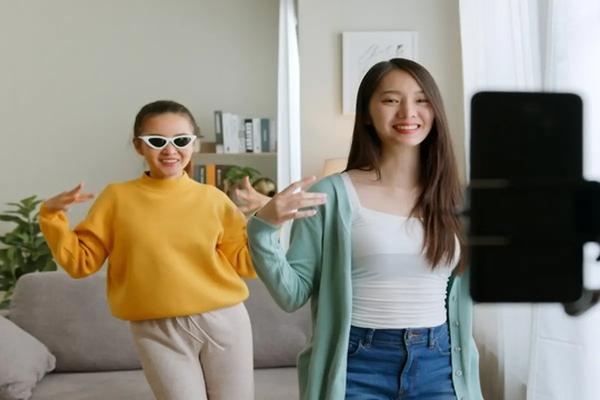 Dua Perempuan Sedang Buat Konten.