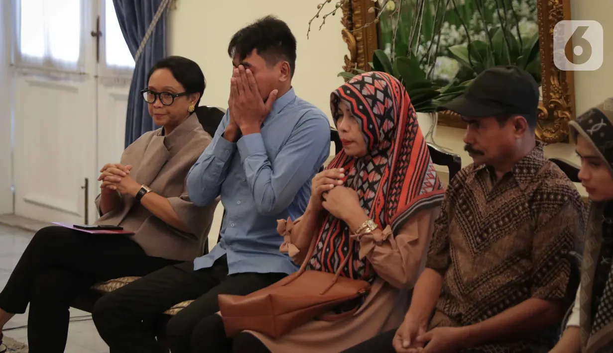 Menlu Retno Marsudi menyerahkan Muhammad Farhan, WNI yang disandera kelompok Abu Sayyaf ke keluarga di Kemenlu, Jakarta, Kamis (23/1/2020). Farhan adalah satu dari tiga sandera, yang dua diantaranya termasuk bapak dari saudara Farhan sudah dapat dibebaskan lebih dahulu. (Liputan6.com/Faizal Fanani)