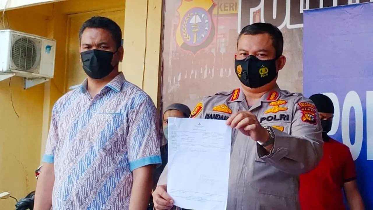 Kapolresta Pekanbaru Komisaris Besar Nandang Mu'min Wijaya memperlihatkan barang bukti surat bebas Covid-19 palsu.