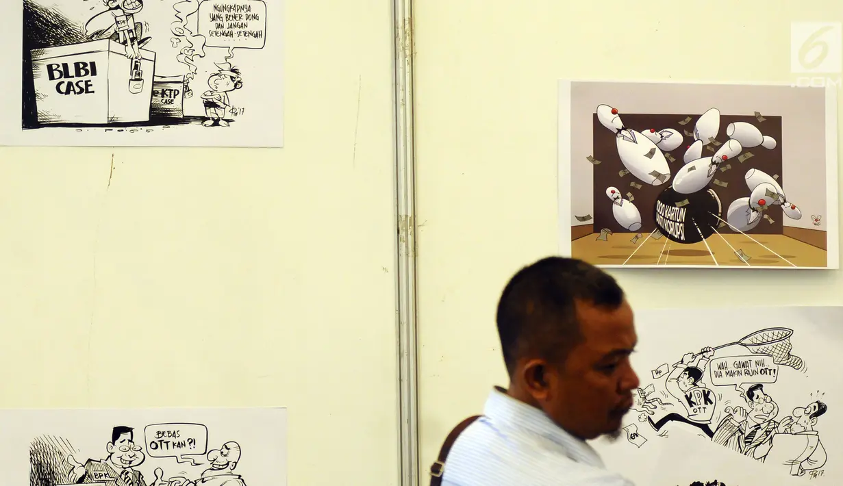 Pengunjung melihat karikatur antikorupsi pada pameran Indonesia International Book Fair (IIBF) 2017 di Jakarta, Jumat (8/9). KPK menampilkan stand yang mengedukasi masyarakat tentang antikorupsi. (Liputan6.com/Helmi Fithriansyah)