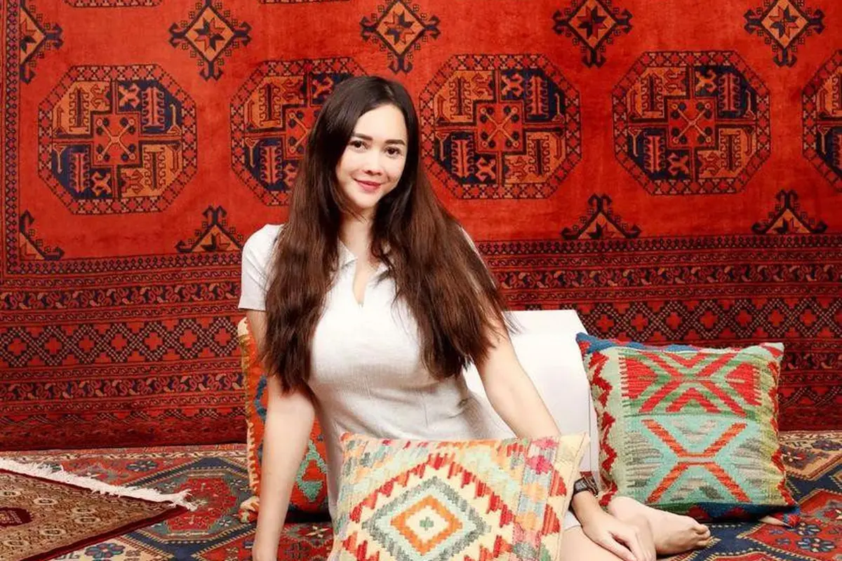 6 Potret Gaya Liburan Aura Kasih di Dubai, Nikmati Waktu Sendiri