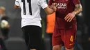 Striker Liverpool Mohamed Salah bersalaman dengan Pemain AS Roma Radja Nainggolan usai pertandingan semifinal Liga Champions di Stadion Olimpico, Roma (2/5). (AFP/ Alberto Pizzoli)