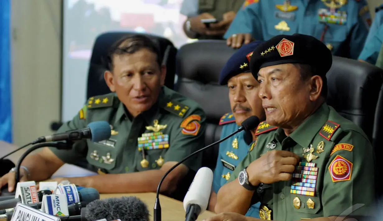 Panglima TNI Jenderal Moeldoko mengutarakan apresiasinya kepada tim SAR gabungan, yang berhasil mengangkat ekor pesawat AirAsia QZ8501. Moeldoko saat konferensi pers di Lanud Iskandar, Pangkalan Bun, Kalteng, Sabtu (10/1). (Liputan6.com/Andrian M Tunay)