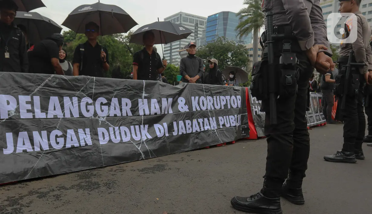 Dalam aksinya, mereka memprotes pemberian penghargaan berupa kenaikan pangkat istimewa Jenderal Kehormatan kepada Menteri Pertahanan Prabowo Subianto oleh Presiden Joko Widodo. (Liputan6.com/Herman Zakharia)