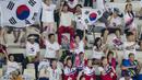 Sejumlah suporter Korea Utara dan Korea Selatan bersatu saling mendukung saat menyaksikan pertandingan renang indah di Stadion Aquatic Senayan, Jakarta, Rabu (29/8/2018). (Bola.com/Vitalis Yogi Trisna)