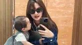 Gaya rambut dapat memancarkan pesona seseorang, begitu juga dengan Sabrina. Dalam foto yang diunggahnya ini, Sabrina terlihat membiarkan rambutnya tergerai. Tampilan ini semakin membuatnya seperti anak ABG yang baru pulang dari kampus. Kacamata hitam yang dikenakannya mendukung penampilannya jadi makin menarik. Kebersamaannya dengan Baby Launa ini pun bak kakak adik. (Liputan6.com/IG/@sabrinaanggraini)