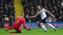 Aksi pemain Tottenham, Harry Kane mencetak gol dengan mengecoh kiper Watford, Gomes pada laga Premier League di Vicarage Road, (1/1/2017). Spurs menang 4-1.  (Reuters/Eddie Keogh)