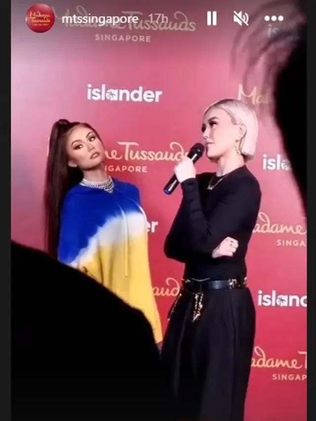 Agnez Mo bersama patung lilin dirinya yang dipajang di Madame Tussauds Singapura (Foto: Instagram mtssingapore)