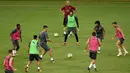 Para pemain Arsenal saat mengikuti sesi latihan tim di Singapura (27/7). Arsenal akan bertanding melawan PSG pada International Champions Cup 28 Juli. (AFP Photo/Roslan Rahman)