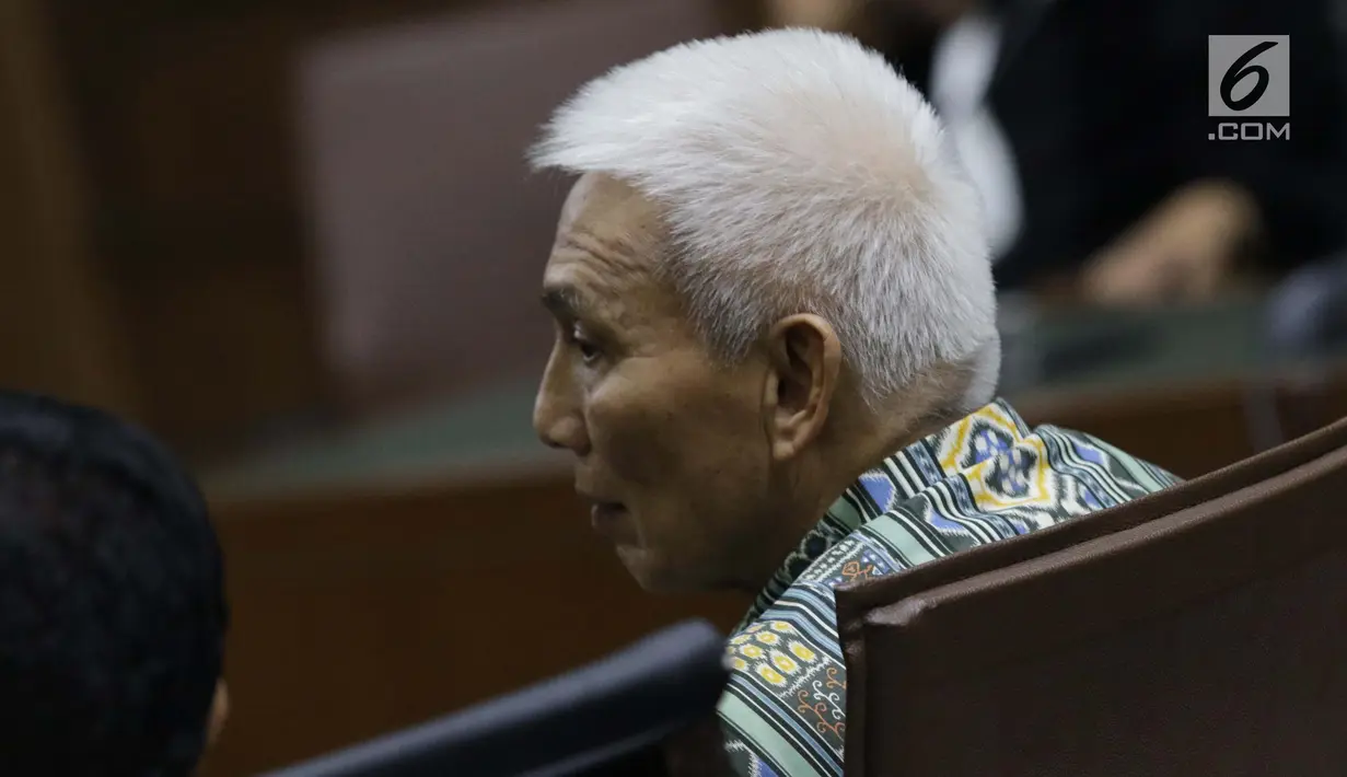 Terdakwa suap dana hibah Kemenpora ke KONI yang juga Sekjen KONI Johnny E Awuy saat menjalani sidang pembacaan tuntutan di Pengadilan Tipikor, Jakarta, Kamis (9/5/2019). JPU KPK menuntut hukuman kepada Johnny dua tahun penjara, denda Rp 100 juta. (Liputan6.com/Helmi Fithriansyah)