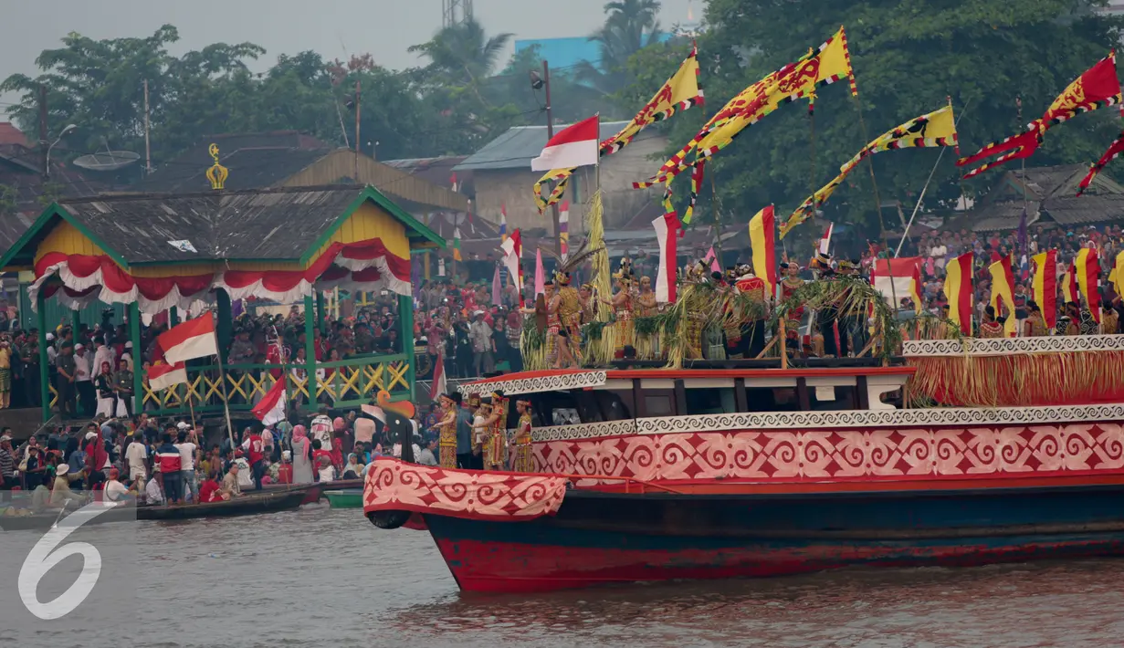Suasana kemeriahan Karnaval Air di Sungai Kapuas , Kalimantan Barat, Sabtu (22/8/2015). Rencananya sungai Kapuas akan menjadi kawasan waterfront City di Indonesia. (Liputan6.com/Faizal Fanani)