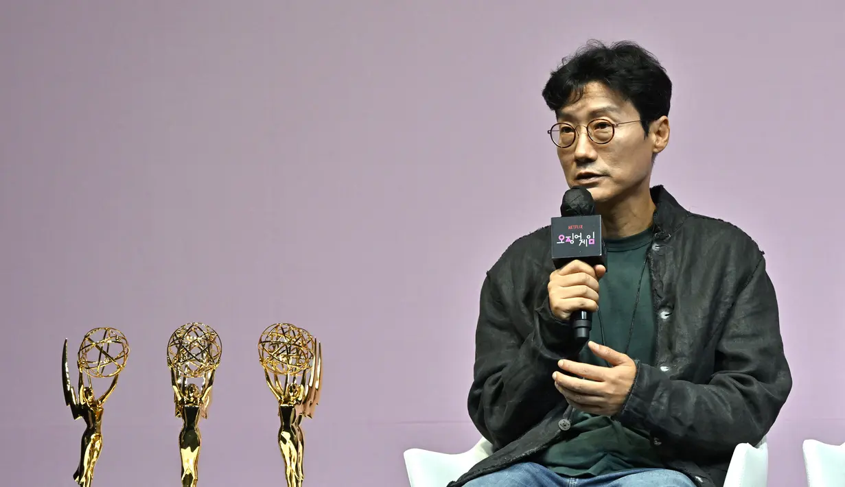 Sutradara Korea Selatan Hwang Dong-hyuk berbicara selama konferensi pers perayaan Emmy untuk serial Netflix "Squid Game" di Seoul, Korea Selatan (16/9/2022). Sutradara Squid Game ini menyingkirkan nomine lainnya, yakni Jason Bateman (Ozark), Ben Stiller (Severance), Mark Mylod (Succession), Cathy Yan (Succession), Lorene Scarafia (Succession), dan Karyn Kusama (Yellowjackets). (AFP/Jung Yeon-je)