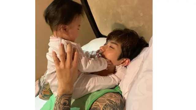 7 Potret Kebersamaan Lee Jeong Hoon dan Buah Hati yang Jarang Tersorot