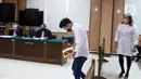 Terdakwa kasus pelanggaran UU ITE Adam Deni menjalani sidang di Pengadilan Negeri Jakarta Utara, Selasa (7/6/2022). Adam Deni menjalani sidang lanjutan atas dugaan pelanggaran UU ITE yang beragendakan pembacaan nota pembelaan atau pledoi atas tuntutan 8 tahun penjara dari Jaksa Penuntut Umum (JPU). (Liputan6.com/Herman Zakharia)