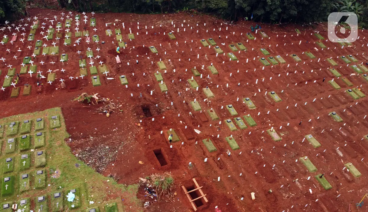 Foto udara menggambarkan lokasi pemakaman jenazah diduga terinfeksi Covid-19 (kanan) di TPU Pondok Ranggon, Jakarta, Kamis {30/4/2020). Berdasar data yang diumumkan pemerintah per 30 April 2020, 10.118 orang positif, 1.522 dinyatakan sembuh dan 792 meninggal. (Liputan6.com/Helmi Fithriansyah)