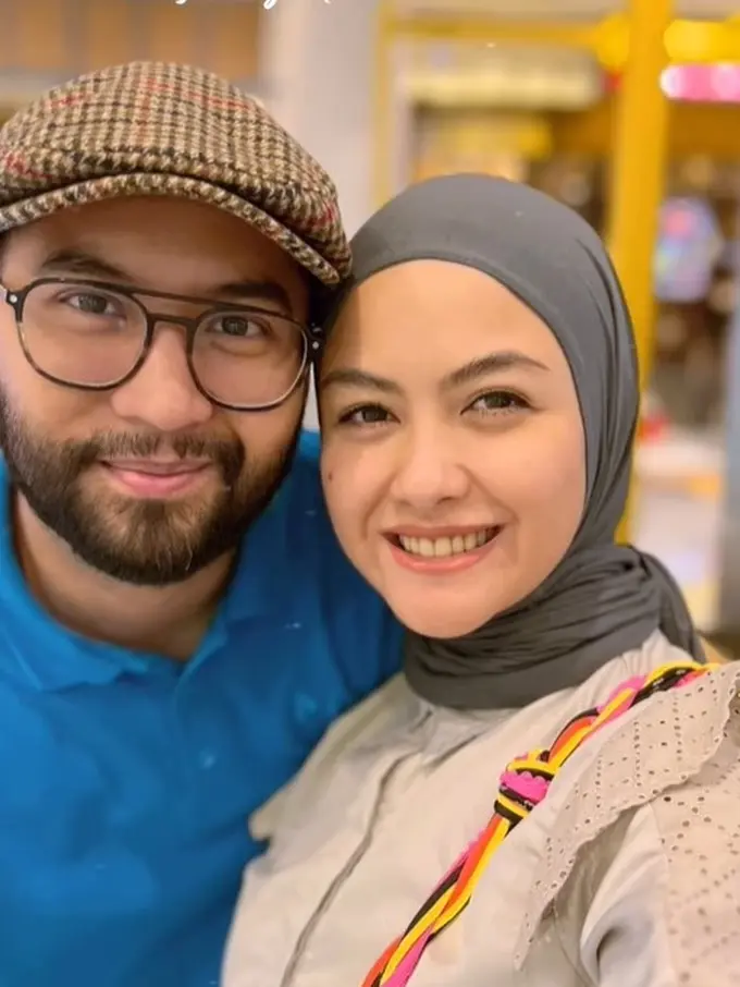 Potret selfie Revalina S. Temat dan suami (Sumber: Instagram/kngrendy dan Instagram/vatemat)