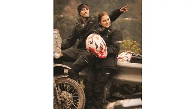 Jadi Pasangan Panutan, Ini 6 Potret Mesra Darius Sinathrya dan Donna Agnesia