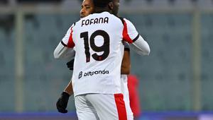 Penyerang AC Milan, Christopher Nkunku (tengah), mendapat ucapan selamat dari rekan setimnya, Youssouf Fofana, setelah mencetak gol dalam pertandingan sepak bola Serie A Italia antara ACF Fiorentina dan AC Milan di Stadion Artemio Franchi, Florence, pada 11 Januari 2026. (Andreas SOLARO / AFP)