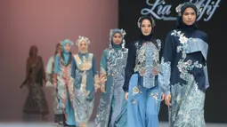 Model memperagakan busana berbahan Batik Tulis Jombang dalam koleksi AKASA DHARANI karya Lia Afif pada Indonesia Fashion Week (IFW) 2026 di Jakarta, Jumat, 31 Juli 2026. (KLY/Budy Santoso)
