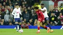 <p>Pemain Liverpool Trent Alexander-Arnold (tengah) berebut bola dengan pemain Tottenham Hotspur Ryan Sessegnon pada pertandingan sepak bola Liga Inggris di Stadion Anfield, Liverpool, Inggris, 7 Mei 2022. Pertandingan berakhir imbang 1-1. (AP Photo/Jon Super)</p>