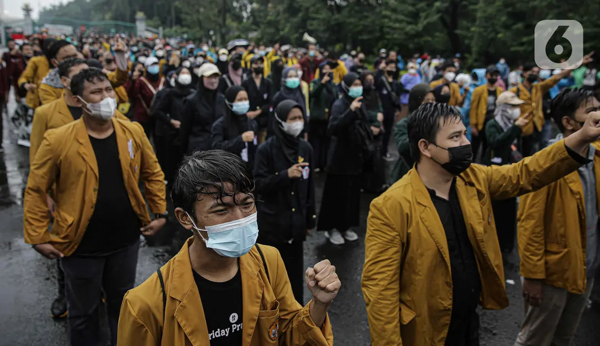 Aliansi BEM Seluruh Indonesia (BEM SI) menggelar aksi peringatan evaluasi 2 tahun Kabinet Indonesia Maju di Kawasan Patung Kuda, Jakarta, Kamis (21/10/2021). Aksi itu sebaagi bentuk penyampaian aspirasi dan kritik atas kinerja pemerintahan Jokowi dan Ma'ruf Amin. (Liputan6.com/Faizal Fanani)