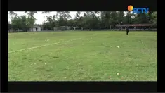 Di area parkir telah disediakan bus dan becak untuk mengantar para tamu Kahiyang dan Bobby ke Gedung Graha Saba Buana.