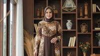 Model Gamis Batik Ibu-Ibu Umur 50 Tahun Kombinasi Kain Polos (created by AI)