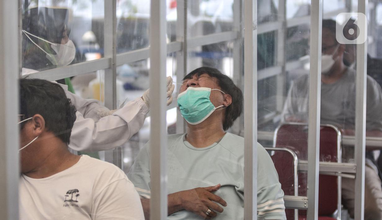 Calon penumpang melakukan tes antigen di Stasiun Pasar Senen, Jakarta, Senin (3/1/2022). PT KAI (Persero) menurunkan tarif tes antigen di stasiun bagi penumpang KA jarak jauh menjadi Rp35 ribu dari harga sebelumnya Rp45 ribu sebagai bentuk peningkatan pelayanan. (merdeka.com/Iqbal S. Nugroho)