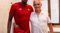 Tammy Abraham (kiri) berpose dengan pelatih AS Roma, Jose Mourinho (kanan). (Dok. Twitter/AS Roma)